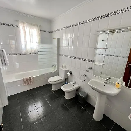 Classic Tranquil Madeiran 4-bedroom * Фуншал