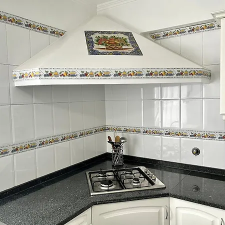 Classic Tranquil Madeiran 4-bedroom * Фуншал