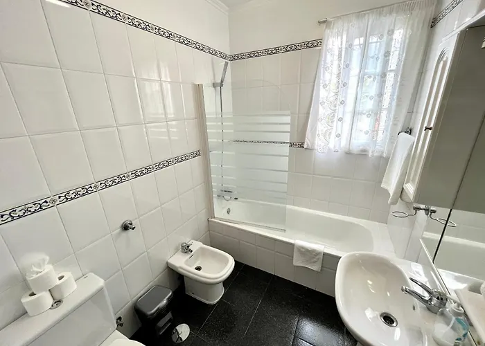 וילה Classic Tranquil Madeiran 4-bedroom פונשל