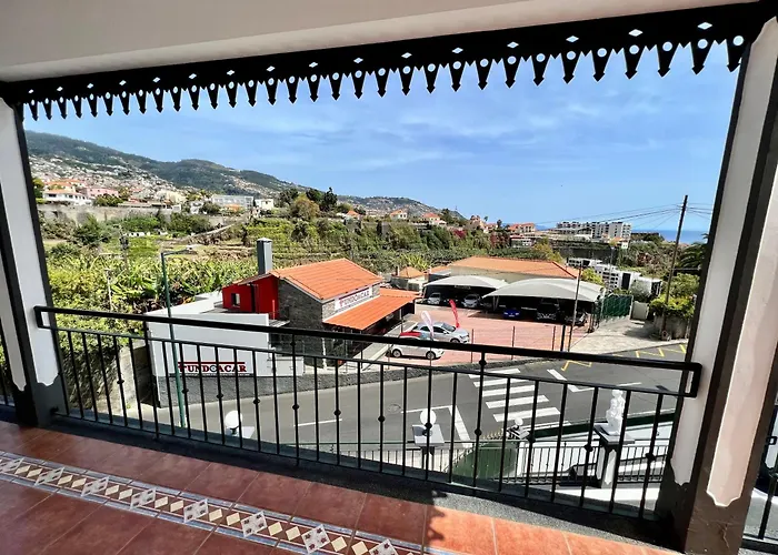 Classic Tranquil Madeiran 4-bedroom וילה פונשל