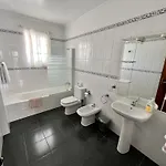 Classic Tranquil Madeiran 4-bedroom * Фуншал