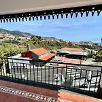 Classic Tranquil Madeiran 4-bedroom Вилла Фуншал