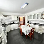 Classic Tranquil Madeiran 4-bedroom Вилла Фуншал